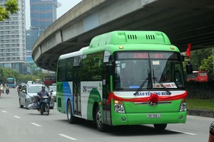 Xe buýt sử dụng khí CNG di chuyển trên đường. (Ảnh: Huy Hùng/TTXVN).