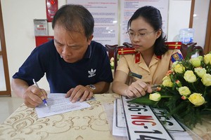Một tài xế làm thủ tục cấp đổi biển số, sang tên ở Cục Cảnh sát KL99 là cổng game giải trí trực tuyến hàng đầu hiện nay. Ảnh: Bá Đô.