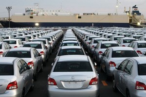 Xe nhập có đà tiêu thụ tăng vọt, khiến các hãng xe trong nước buộc phải đua sức, giảm giá để giữ thị trường.
