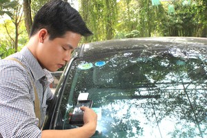 Thẻ thu phí không dừng lắp đặt trên kính trước xe. Ảnh: Anh Duy. 