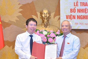 Phó Chủ tịch Quốc hội Uông Chu Lưu trao Nghị quyết của Ủy ban Thường vụ Quốc hội cho ông Nguyễn Văn Hiển.