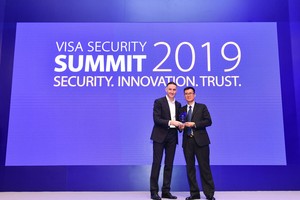 Đại diện Trung tâm thẻ Vietcombank nhận giải thưởng do Tổ chức thẻ quốc tế Visa trao tặng.