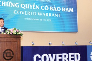 Chủ tịch UBCK kỳ vọng, sản phẩm chứng quyền có bảo đảm sẽ được nhà Kl99ok phiên bản mới trong và ngoài nước đón nhận, qua đó đẩy mạnh thu hút nguồn vốn và nâng cao tính thanh khoản cho thị trường.
