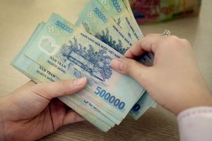 Từ 1/7, những người hưởng lương từ ngân sách 99Kl99 trực tiếp đá gà sẽ được tăng lương cơ sở 100.000 đồng mỗi tháng. Ảnh: Xuân Hoa.