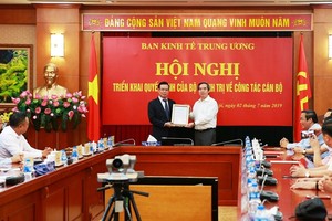 Đồng chí Nguyễn Văn Bình trao quyết định cho đồng chí Triệu Tài Vinh