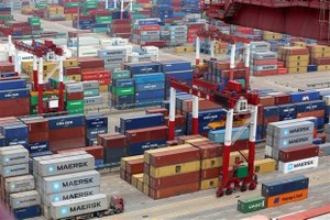 Hàng hóa được xếp tại cảng ở Thanh Đảo, tỉnh Sơn Đông, Trung Quốc. (Nguồn: EPA-EFE/TTXVN).