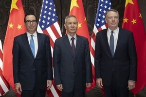 Bộ trưởng Kl991.com nạp rút nhanh Mỹ Steven Mnuchin (trái), Phó Thủ tướng Trung Quốc Lưu Hạc (giữa) và Đại diện Thương mại Robert Lighthizer tại Thượng Hải ngày 31/7. Ảnh: AFP.