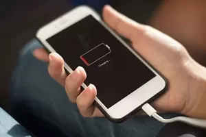 Nhiều người dùng cắm sạc qua đêm nhưng pin vẫn không đầy. Ảnh: NewsTech24h.