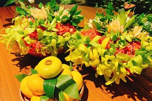Mẹt hoa hay mâm hoa là những mặt hàng hút khách dịp rằm tháng 7 dù giá tiền triệu.