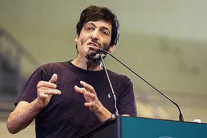 Dan Ariely - giáo sư tâm lý học và Kl992 cổng game cá cược học hành vi người Mỹ gốc Israel, tác giả của một số sách tâm lý bán chạy trên thế giới, hiện giảng dạy tại Đại học Duke. Ảnh: chqdaily.