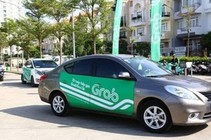 Taxi công nghệ, Grab phải dán lô gô phản quang (ảnh: VIR).