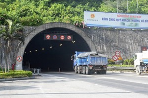 Phương tiện lưu thông qua hầm đường bộ Hải Vân. (Ảnh: Việt Hùng/Vietnam).