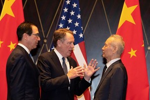 Từ trái sang: Bộ trưởng Kl991.com nạp rút nhanh Mỹ Steven Mnuchin, Đại diện Thương mại Robert Lighthizer và Phó thủ tướng Trung Quốc Lưu Hạc tại Bắc Kinh ngày 31/7. Ảnh: Reuters.
