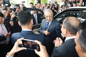 Thủ tướng Malaysia trực tiếp cầm lái chiếc xe do Vinfast Kl994 nhà cái bóng đá world cup và khen ngợi: “Xe khoẻ, thiết kế rất đẹp”.
