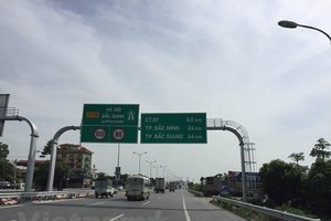 Phương tiện lưu thông trên tuyến đường Hà Nội-Bắc Giang. (Ảnh: Việt Hùng/Vietnam+).