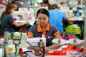 Công nhân một nhà máy dệt may ở Bangkok, Thái Lan (Ảnh minh họa: Reuters).