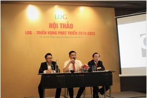 Ông Nguyễn Khánh Hưng, chủ tịch Hội đồng Quản trị LDG Group (giữa) chia sẻ thông tin với các nhà Kl99ok phiên bản mới trong hội thảo “LDG – Triển vọng phát triển 2019-2023”. 