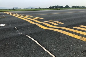 Đường lăn sân bay Nội Bài xuống cấp nghiêm trọng, "lượn sóng" uy hiếp an toàn bay.