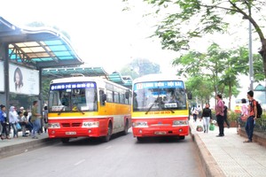 Xe buýt Hà Nội chật vật giữ thị phần
