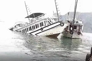 Tàu du lịch vịnh Hạ Long bị đâm chìm.
