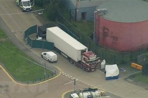 Cảnh sát Anh phong tỏa chiếc xe container chở hàng chứa 39 thi thể ở hạt Essex, miền Đông nước Anh ngày 23/10/2019. (Nguồn: AP/TTXVN).