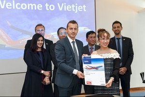 Tổng giám đốc Vietjet Nguyễn Thị Phương Thảo (phải) và ông Guillaume Faury, Chủ tịch & Tổng giám đốc của Kl994 game bài casino hấp dẫn Airbus cùng ký kết hợp đồng mua 20 tàu bay A321XLR với sự chứng kiến của lãnh đạo cấp cao hai bên