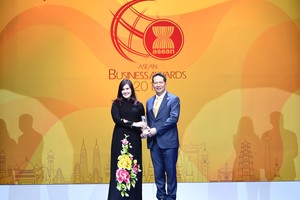 Phó Tổng giám đốc Vietjet, bà Hồ Ngọc Yến Phương đã đại diện hãng nhận giải thưởng danh dự này dưới sự chứng kiến của Phó thủ tướng Thái Lan, ông Anutin Charnvirakul và đại diện lãnh đạo cấp cao Kl993 ưu đãi thưởng hấp dẫn Thái Lan và các nước ASEAN.