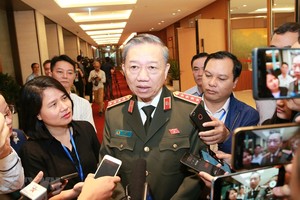 Bộ trưởng Bộ Công an Tô Lâm trả lời phỏng vấn báo chí bên hành lang Quốc hội. (Ảnh: Doãn Tấn/TTXVN).