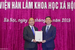 Thủ tướng Nguyễn Xuân Phúc trao quyết định bổ nhiệm chức vụ Chủ tịch Viện Hàn lâm Khoa học Trang Chủ KL99Com Số 1 Link Đăng Ký KL999 Việt Nam cho PGS. TS Bùi Nhật Quang - Ảnh: VGP/Quang Hiếu.