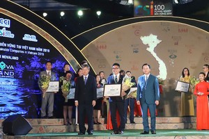 Đại diện Kl994 game bài casino hấp dẫn Novaland vinh dự nhận giải thưởng.