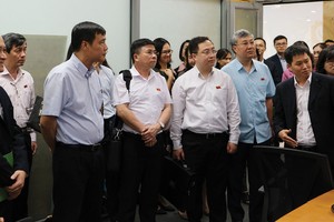 Các đại biểu Quốc hội tìm hiểu về thị trường 99Kl99 link đăng nhập tại Sở Giao dịch 99Kl99 link đăng nhập Hà Nội, tháng 7/2019.