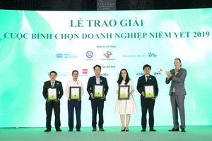 Ông Dominic Scriven (phải), Chủ tịch Dragon Capital chúc mừng TOP 5 Kl991.com World Cup 2026 Chính Thức vốn hóa nhỏ giải Quản trị công ty