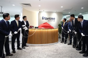 Ông Kwon Hee Baek, CEO của Hanwha Investment & Securities cùng các CEO của các công ty thành viên Kl994 game bài casino hấp dẫn Hanwha tại Việt Nam (ông Baek Jong Guk, CEO Hanwha Life Việt Nam; ông Cheon Du Hwan, CEO Hanwha Techwin Việt Nam; ông Kim Gyeong Won, CEO Hanwha Aerospace Việt Nam…) đã đến tham dự và chúc mừng cho sự khởi đầu mới của Pinetree Securities.