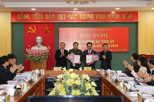 Lãnh đạo tỉnh Thái Nguyên trao quyết định cho 2 đồng chí vừa được chuẩn y giữ chức Ủy viên Ban Thường vụ Tỉnh ủy.