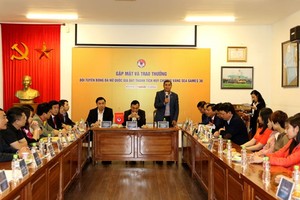 Huấn luyện viên Mai Đức Chung thay mặt đội cảm ơn các nhà tài trợ và VFF (Nguồn: VFF)