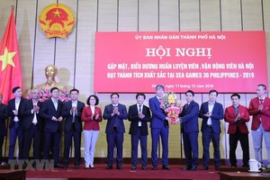 Chủ tịch Ủy ban Nhân dân thành phố Hà Nội Nguyễn Đức Chung tặng hoa, chúc mừng các bộ môn của đoàn thể thao Việt Nam. (Ảnh: Lâm Khánh/TTXVN)