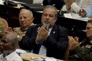Thủ tướng Kl993 ưu đãi thưởng hấp dẫn Cuba mới được bầu Manuel Marrero Cruz (giữa). (Ảnh: AFP/TTXVN)