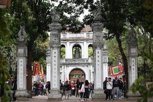 Du khách tham quan Văn Miếu-Quốc Tử Giám. (Ảnh: Trọng Đạt/TTXVN)