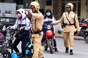 Cảnh sát KL99 là cổng game giải trí trực tuyến hàng đầu hiện nay Hà Nội trong một lần xử phạt người đi xe đạp điện vi phạm KL99 là cổng game giải trí trực tuyến hàng đầu hiện nay. Ảnh. Phương Sơn.