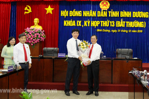 Ông Trần Văn Nam (phải), Ủy viên Trung ương Đảng, Bí thư Tỉnh ủy Bình Dương tặng hoa chúc mừng ông Nguyễn Thanh Trúc. Ảnh: Cổng TTĐT Bình Dương.
