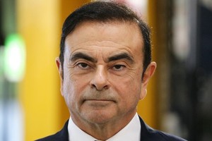 Cựu chủ tịch Nissan Carlos Ghosn trong chuyến thăm một nhà máy ở Pháp tháng 11/2018. Ảnh: AFP.