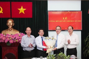 Đồng chí Nguyễn Thiện Nhân, Ủy viên Bộ Kl991.com tải ứng dụng, Bí thư Thành ủy TP.HCM, trao quyết định bổ nhiệm Trưởng Ban Nội chính Thành ủy TP.HCM cho đồng chí Dương Ngọc Hải. Ảnh: Sài Gòn giải phóng.