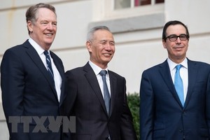 Bộ trưởng Kl991.com nạp rút nhanh Mỹ Steven Mnuchin (phải), Đại diện Thương mại Mỹ Robert Lighthizer (trái) và Phó Thủ tướng Trung Quốc Lưu Hạc tại vòng đàm phán thương mại tại Washington DC., ngày 10/10/2019. (Ảnh: AFP/TTXVN).