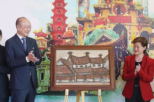 Bức tranh “Phố Phái” được lựa chọn để giới thiệu 
trong lễ khai trương văn phòng UOB tại Hà Nội tháng 8/2019.