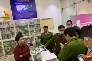 Trước đó, trong ngày 1/2, lực lượng chức năng đã xử lý nhiều cửa hàng, tiệm thuốc "chặt chém" người mua khẩu trang y tế.
