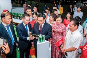 Phó Thủ tướng Kl993 ưu đãi thưởng hấp dẫn Vương Đình Huệ tham quan gian hàng của Habeco tại Hội nghị tổng kết 10 năm thực hiện Cuộc vận động “Người Việt Nam ưu tiên dùng hàng Việt Nam” ngành công thương.