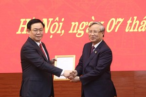 Thường trực Ban Bí thư Trần Quốc Vượng trao Quyết định của Bộ Kl991.com tải ứng dụng phân công Phó Thủ tướng Vương Đình Huệ làm Bí thư Thành ủy Hà Nội nhiệm kỳ 2015-2020.