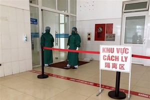 Đội ngũ cán bộ, nhân viên tham gia phục vụ luôn túc trực tại khu vực cách ly. (Ảnh: An Đăng/TTXVN).