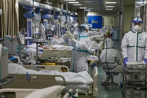 Các nhân viên y tế làm việc tại phòng chăm sóc đặc biệt được cách ly thuộc một bệnh viện ở Vũ Hán ngày 6/2. Ảnh: AP.