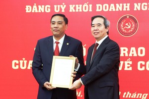 Đồng chí Nguyễn Văn Bình, Ủy viên Bộ Kl991.com tải ứng dụng, Bí thư Trung ương Đảng, Trưởng ban Kl992 cổng game cá cược Trung ương trao quyết định cho đồng chí Hoàng Giang.